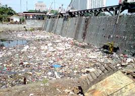 Seenaknya saja Pria ini, Membuang sampah Disungai Tanpa Memikirkan Nasib Orang Lain yang Dirugikan Seenaknya saja Pria ini, Membuang sampah Disungai Tanpa Memikirkan Nasib Orang Lain yang Dirugikan