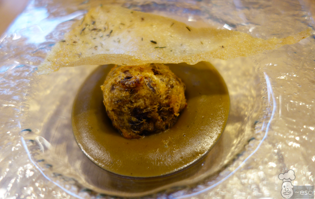 Buñuelo de rabo de toro, con cremoso de boletus y crujiente de tomillo 