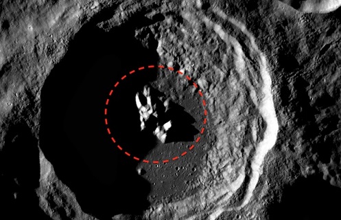 Cratere lunare c'è qualcosa sopra forse un disco volante