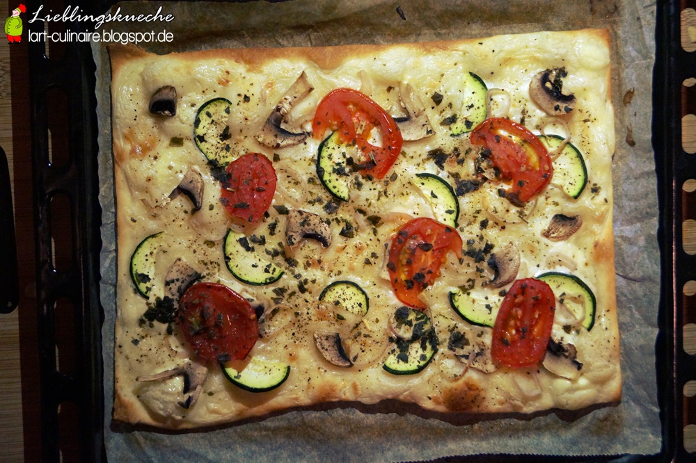 vegetarischer Flammkuchen mit Champignons, Zucchini und Tomaten