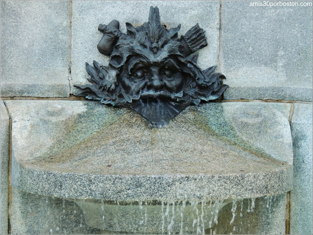 Monumento a Paul Chomedey de Maisonneuve: Mascarón Monumento a Paul Chomedey de Maisonneuve: Mascarón