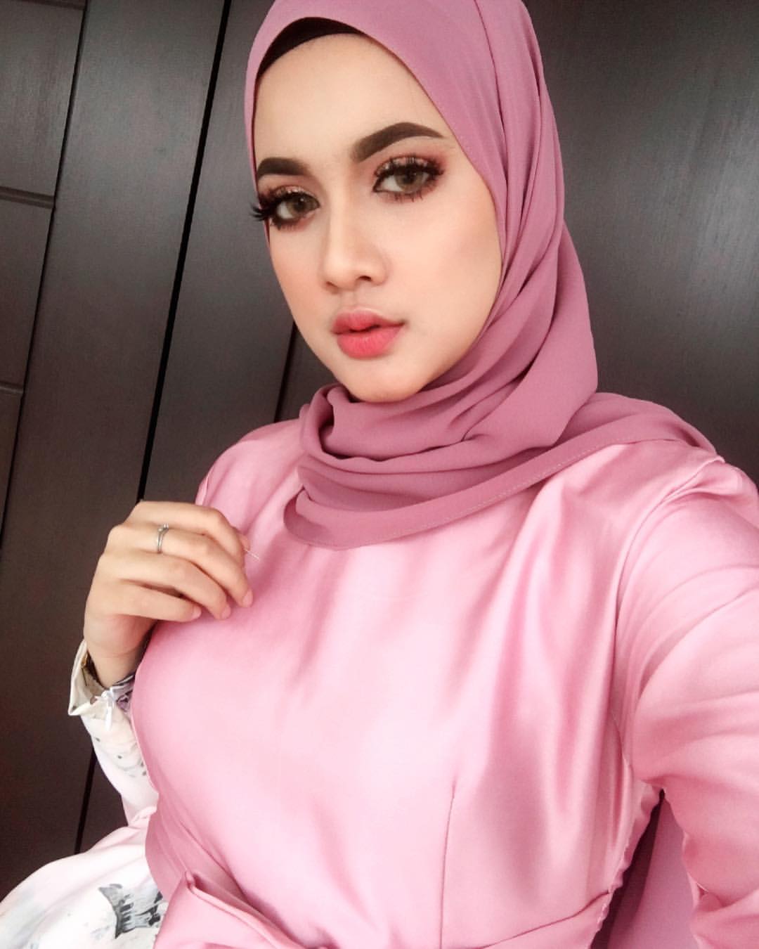 грудь мусульманки. джулианна вега в хиджабе 18. мусульманка женщина взрослая. анна муслим. кристалл свифт хиджаб.