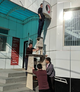 यह हैं वह लोग जो काम पर जाते ही इसलिए हैं ताकि अपनी जान को खतरे में डाल सकें (Most Dangerous Images In Hindi) दोस्तों देखा जाए तो इस दुनिया में हर इंसान को काम करना पड़ता है ताकि बह अपनी जरूरतें पूरी कर सके. लेकिन कोई भी इंसान कभी भी ऐसा काम नहीं करता जिससे की उसे जान का ख़तरा हो. लेकिन इस दुनिया में कुछ लोग ऐसे होते हैं जो अपनी जान की परवाह किये बिना ही काम करते हैं.