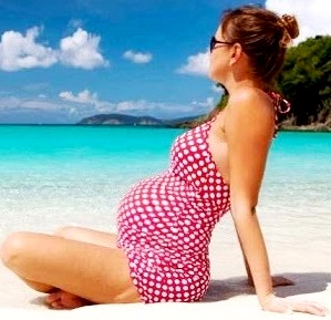 Mujer embarazada Foto de una mujer embarazada en la playa tomando sol