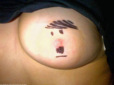 Hitler auf Brust gemalt lustig Hitler auf Brust gemalt lustig