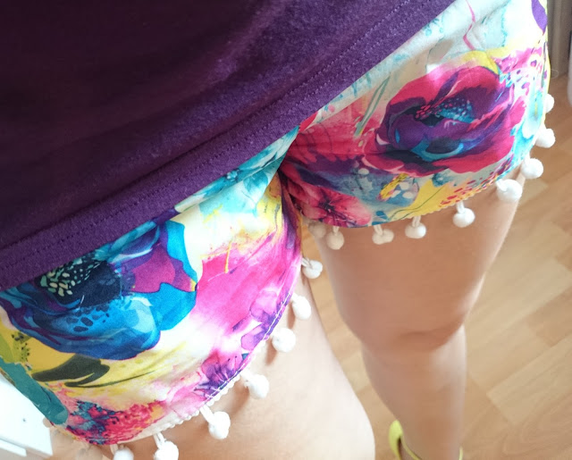 [Fashion] Floral Neon Pom Pom Shorts
