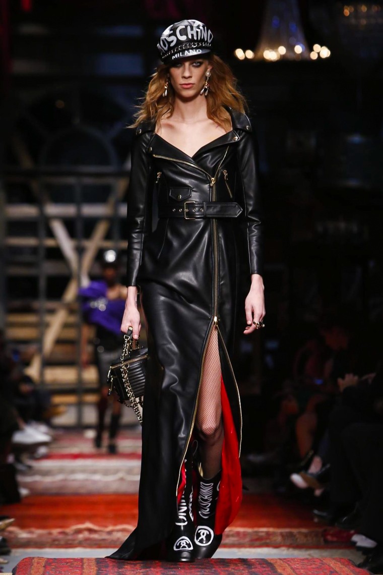 Moschino Fall/Winter 2016-2017 RTW MFW moschino-fall-winter-2016-2017-collection-milan-fashion-week, moschino-fall-winter-2016-2017, moschino-fall-winter-2016, moschino-fall-winter-2017, moschino-fall-2016-2017, moschino-fall-2016, moschino-fall-2017, moschino-teddy-bear, ours-moschino, coque-moschino, du-dessin-aux-podiums, dudessinauxpodiums