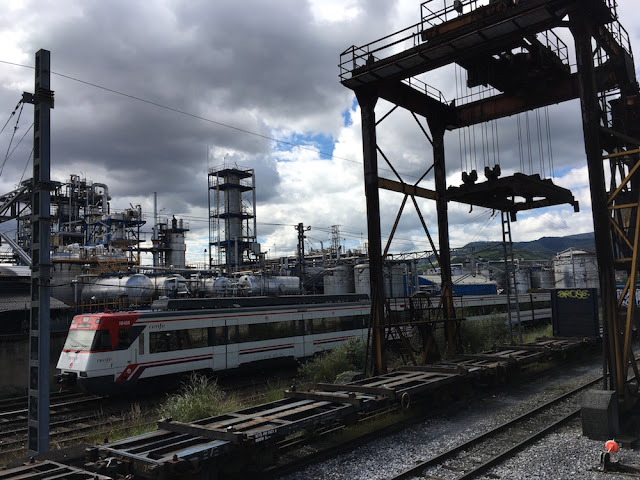 El tren en la zona industrial de Burtzeña y Lutxana