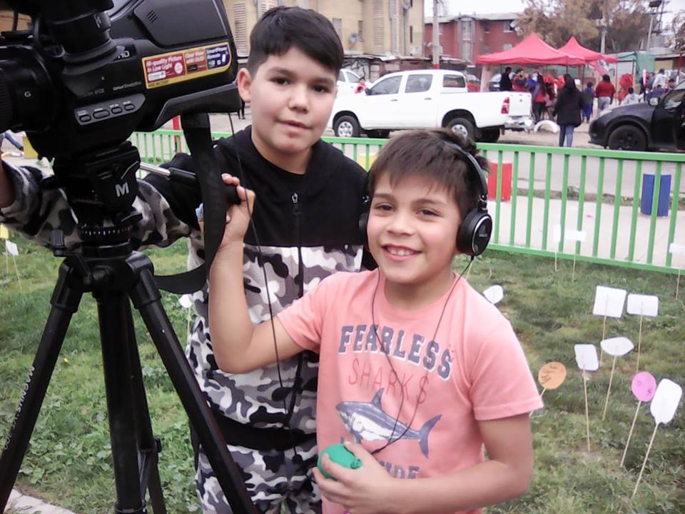 Niños en Taller de TV Comunitaria realizan nota en actividad infantil en población Parinacota