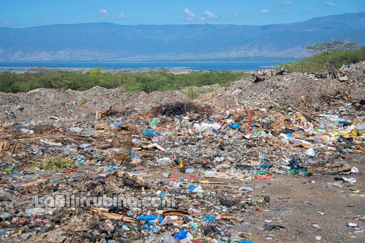 ¡Tremendo vertedero frente al Lago Enriquillo! ¡Tremendo vertedero frente al Lago Enriquillo!