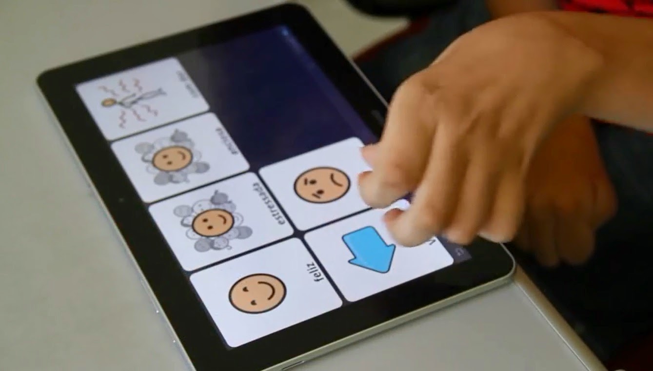 O aplicativo sendo utilizado por uma menina de nove anos com paralisia cerebral