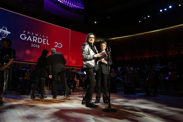 Charly Gardel: de pie