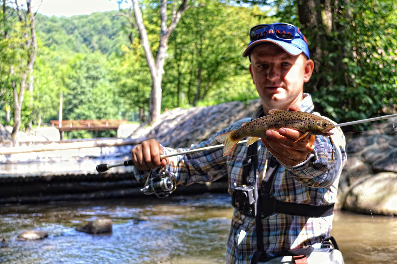 баннер для рыбного магазина. парень с удочкой. рыбы средиземного моря турции белек. стайная морская рыба. рыбная жизнь.