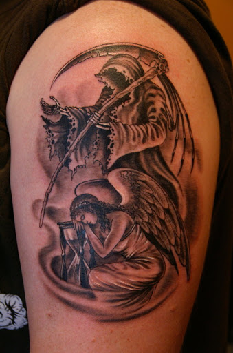 Contrastando Grim Reaper tatuagem com um anjo. O anjo é visto debruçado sobre a ampulheta como se proteger as areias do tempo, enquanto o reaper fica e espera o momento certo para atacar.