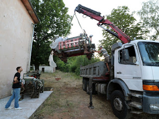 The second loom is lifted off the crane lorry The second loom is lifted off the crane lorry
