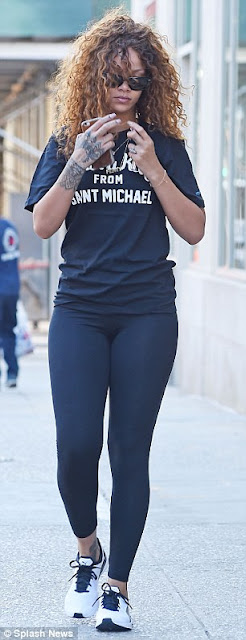Rihanna Shows off Her Curves in Bum Hugging Navy Blue Leggings (PHOTOS) -  Gistmania