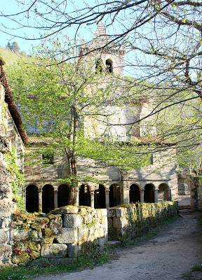 Claustro y torre de campanario del monasterio de Sta. Cristina de Ribas del Sil en Ribera Sacra, Orense