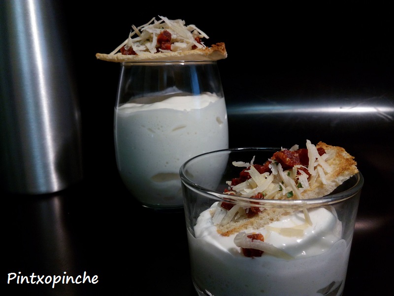 ajoblanco, garlic, almond, ajo, almendra, Navidad, espuma, crujiente, chorizo, sopa, receta sin gluten, MALAGUEÑA, 