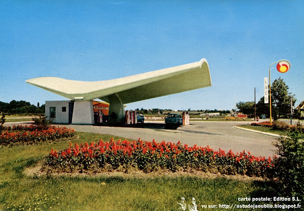 Lacq - Station d’essence de la SNPA  Architectes: Jean de Brauer et Jean-Benjamin Maneval  Construction: 1957
