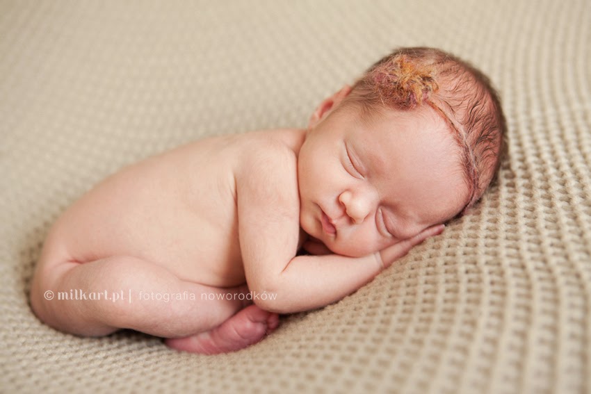 sesje fotograficzne noworodków, fotografia  niemowlaków, sesja fotograficzna rodzinna, zdjęcia na chrzciny