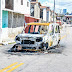 Carro da prefeitura incendiado por criminosos em Mãe Luiza no sábado segue no meio da rua
