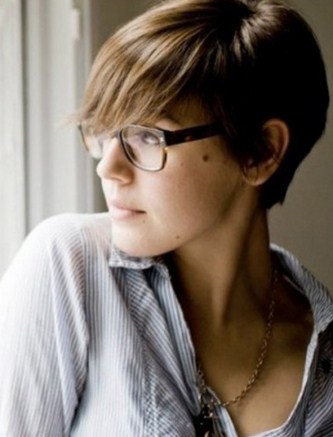 short haircut for women with glasses
