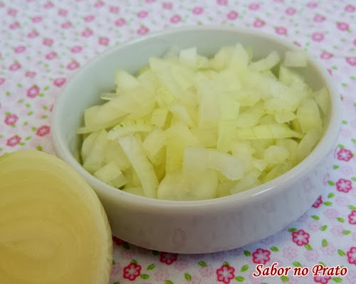Quer saber como cortar cebola fácil em cubinhos? Dá uma olhada neste post.