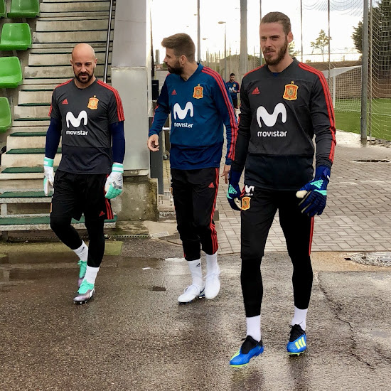 No | Spain Reserve Pepe Reina Switches Boot & Gloves Brand - Footy Headlines