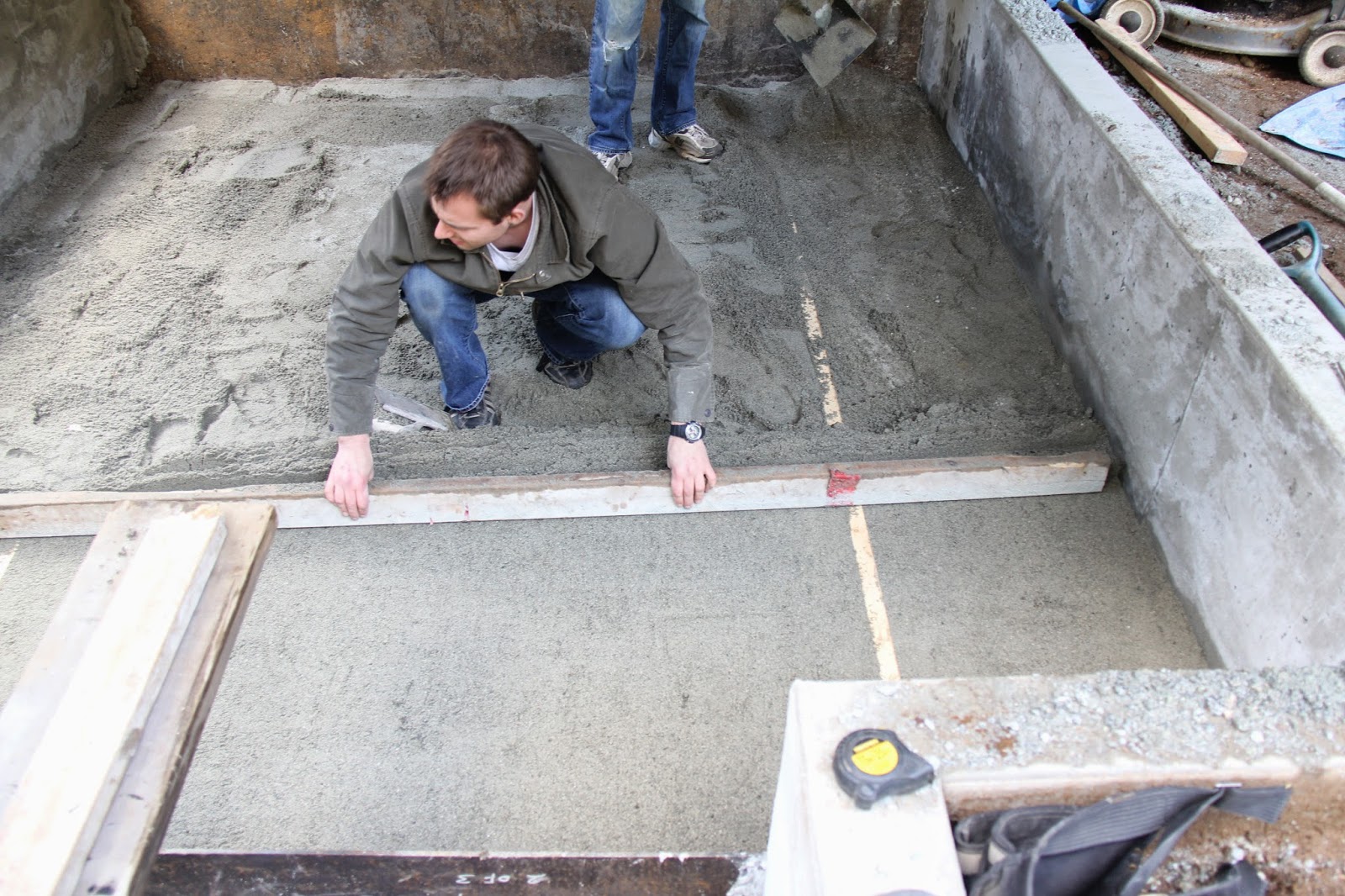 dirt digging sisters DIY paving stones under the deck patio part 2