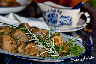 Pollo Guisado con Cuarenta Dientes de Ajo y Hierbas Aromáticas