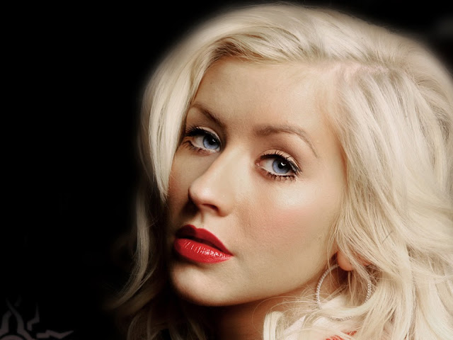 Celebrities in Hot Bikini: Christina Aguilera - Recording Artist in Bikini