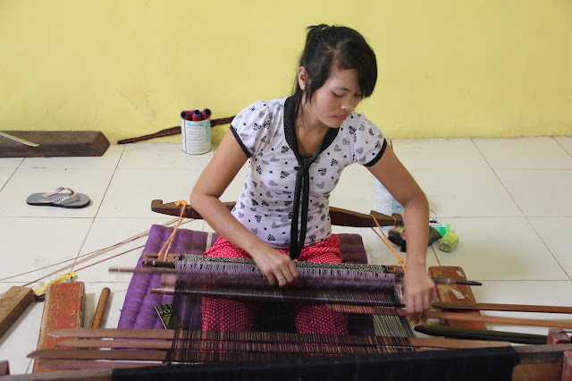 Cara Menenun songket