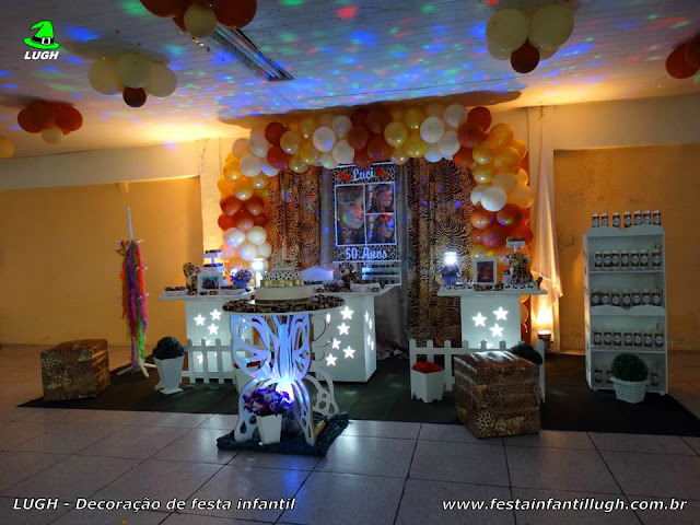 Tema da Oncinha - Decoração provençal simples para festa feminina Decoração em mesa provençal com o tema da Onça (Oncinha) para festa de aniversário feminino