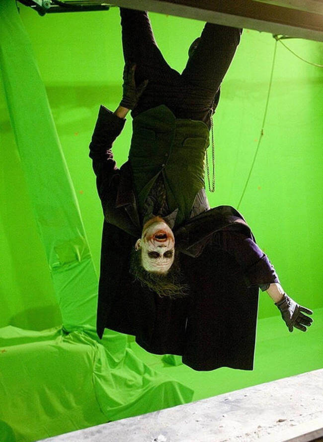 60 Iconic Behind-The-Scenes Pictures Of Actors That Underline The Difference Between Movies And Reality - Heath Ledger when he was hanging from the skyscraper.