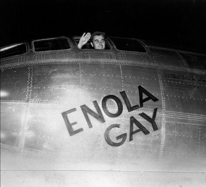 20 Shocking Pictures Of Hiroshima, The First City In History To Be Destroyed By An Atomic Bomb - The pilot of Enola Gay, Paul Tibbets, a few minutes before the departure to Hiroshima on August 6, 1945.