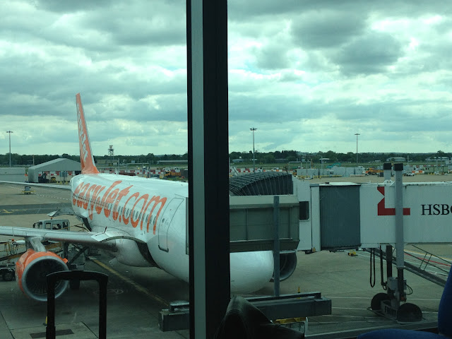 waiting at Gatwick airport photo : journaljose.blogspot.com / petiteetgrandebretagnes.blogspot.com