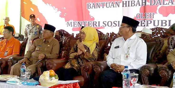 Mensos Khofifah Indar Parawansa didampingi Bupati Malang, Dr H Rendra Kresna dalam acara penyerahan Bantuan Sosial (Bansos) untuk Kabupaten Malang.
