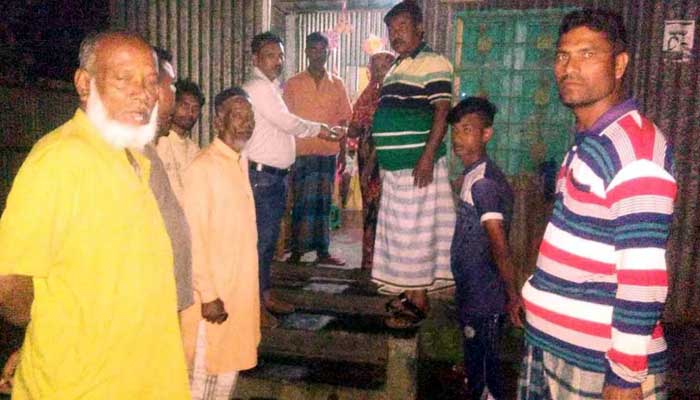 Panel Mayor Ankon Karmakar, with soap from home in Islampur ইসলামপুরে ঘরে ঘরে সাবান নিয়ে প্যানেল মেয়র অংকন কর্মকার