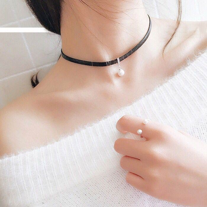 Inspiração de colar choker delicado, com uma cordinha preta e um pingente de pérola