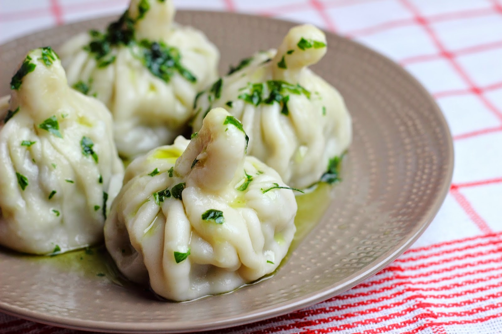 Garnki na zielonych wzgórzach Chinkali czyli pierożki gruzińskie