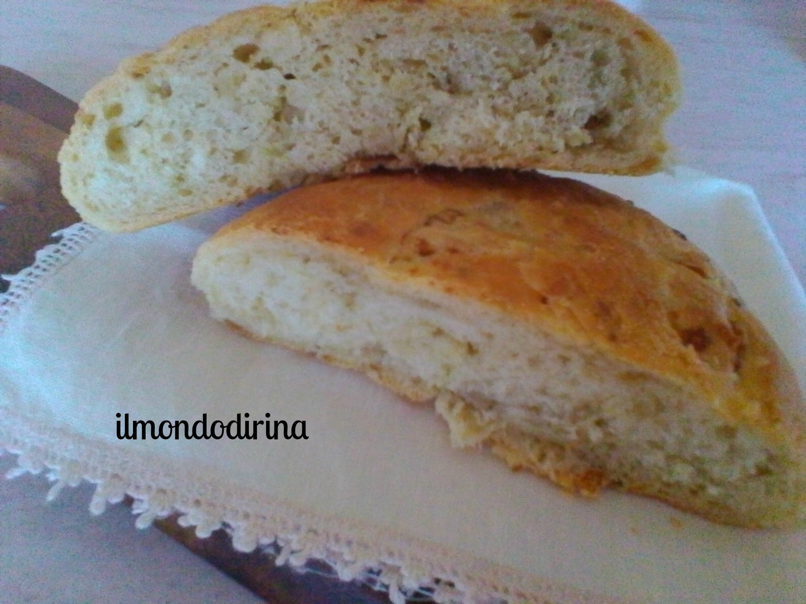 Pane con fiori di sambuco e ciccioli di maiale Ricetta ed ingredienti