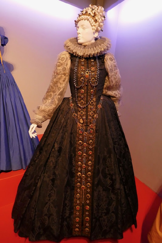 Margot Robbie Mary Queen of Scots Queen Elizabeth I costume