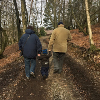 Christkind mit Großeltern im Wildpark