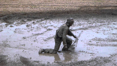 تفسير حلم الطين والماء أو الطين على القدم أو الطين للعزباء في المنام 