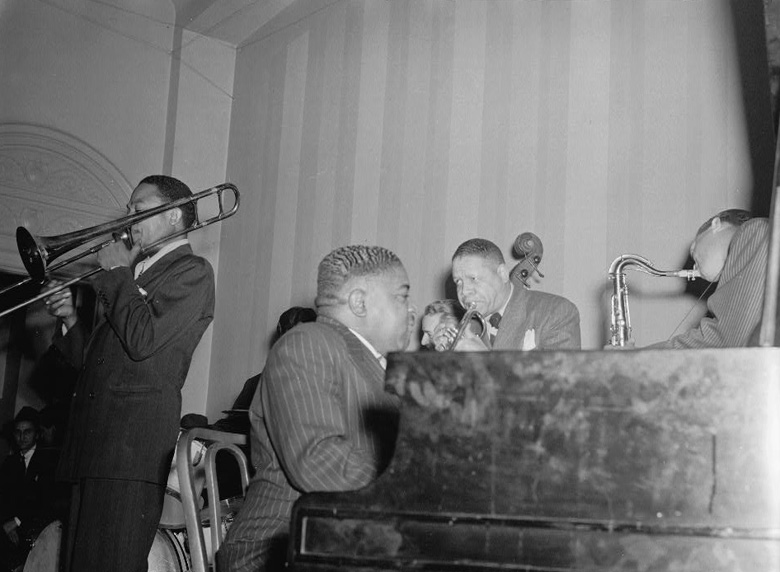 de sibilas y pitias langston hughes. jazz band en un cabaret parisino