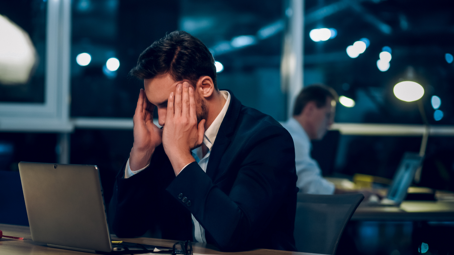 Work late. Work up late. Занятая бизнес женщина. Работник в ночном офисе. Человек работает ночью.