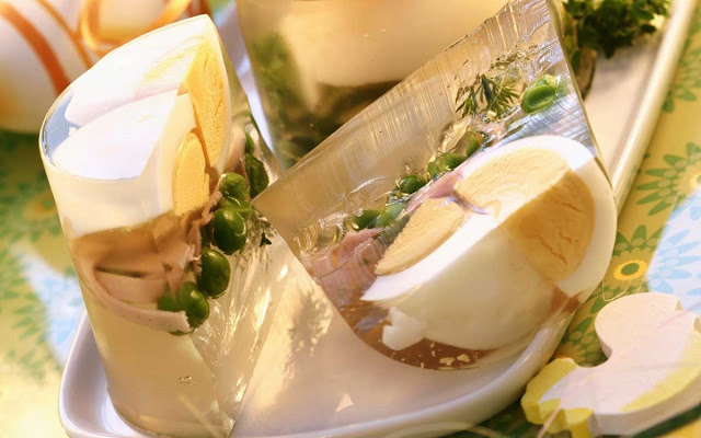 холодец из говядины Для вкусного холодца обязательно необходима говяжья мякоть. Говяжьи хвосты можно заменить говяжьими коленцами. Еще можно добавить несколько мозговых костей.