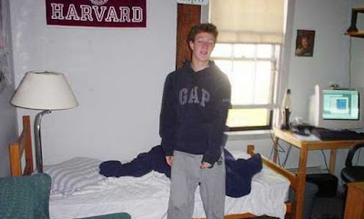 مارك فى غرفة نومه فى هارفارد ومقر إطلاق موقعة the facebook