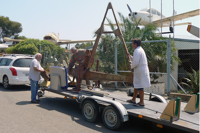Centre Aeri. Mr/s E.Pallarés, I.G.Colomo and E.Coll placing the main beam and pod © FPAC - Jordi Rull