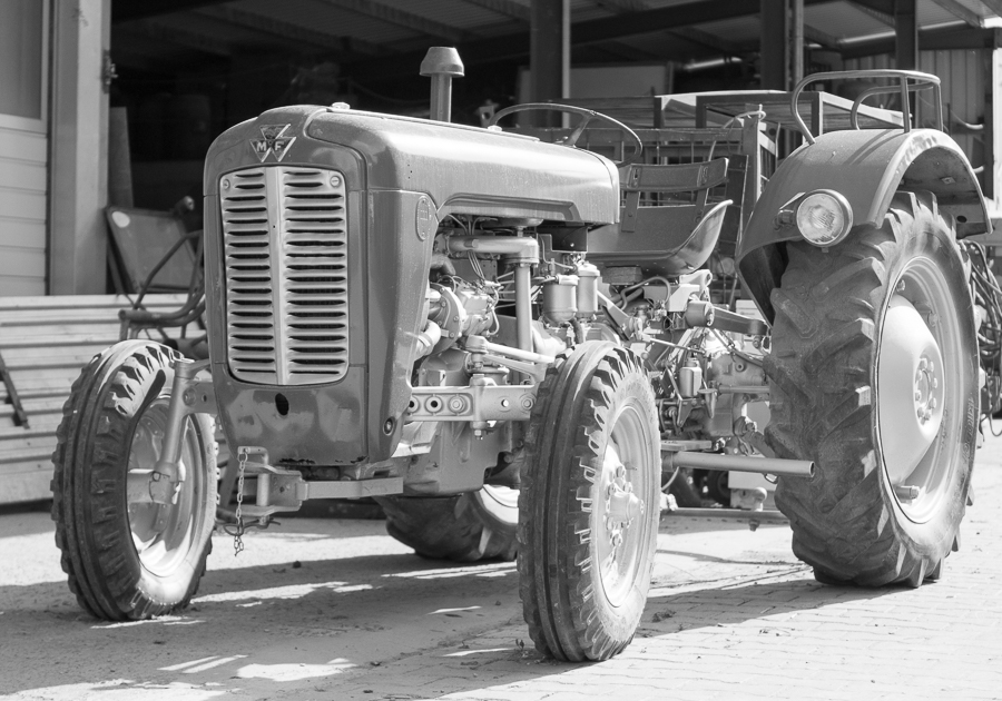 fim.works Blog | Fotografie. Leben. Wohnen. | SchwarzWeissBlick No 24 | Massey Ferguson Traktor 50er Jahre